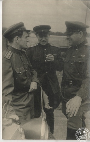 Фотография военных корреспондентов Е.А. Долматовского, А.А. Суркова и др. 1945 г. РГАЛИ. Ф. 1899. Оп. 1.