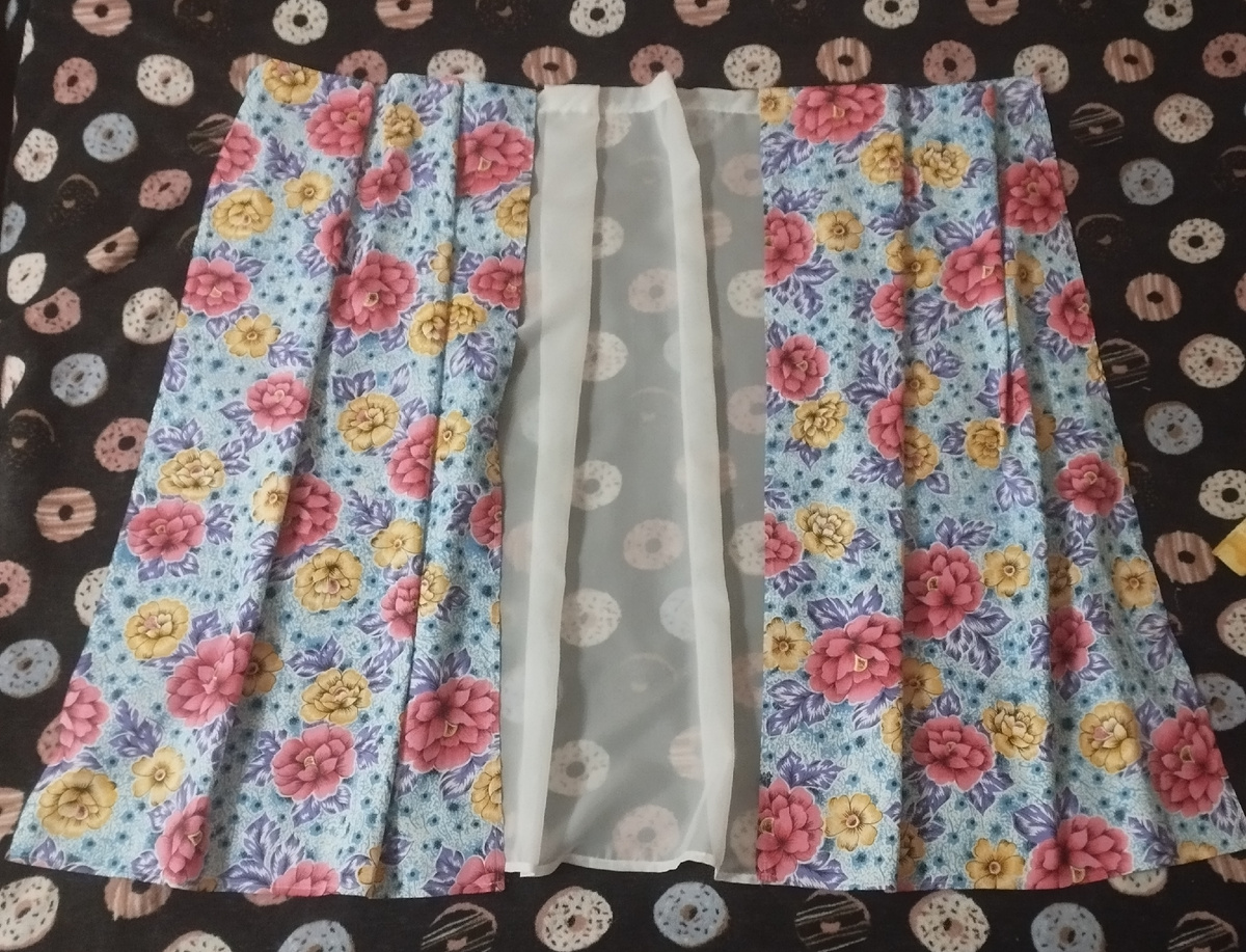 Комплект занавесок голубого цвета в цветочек. Фото из личного архива.