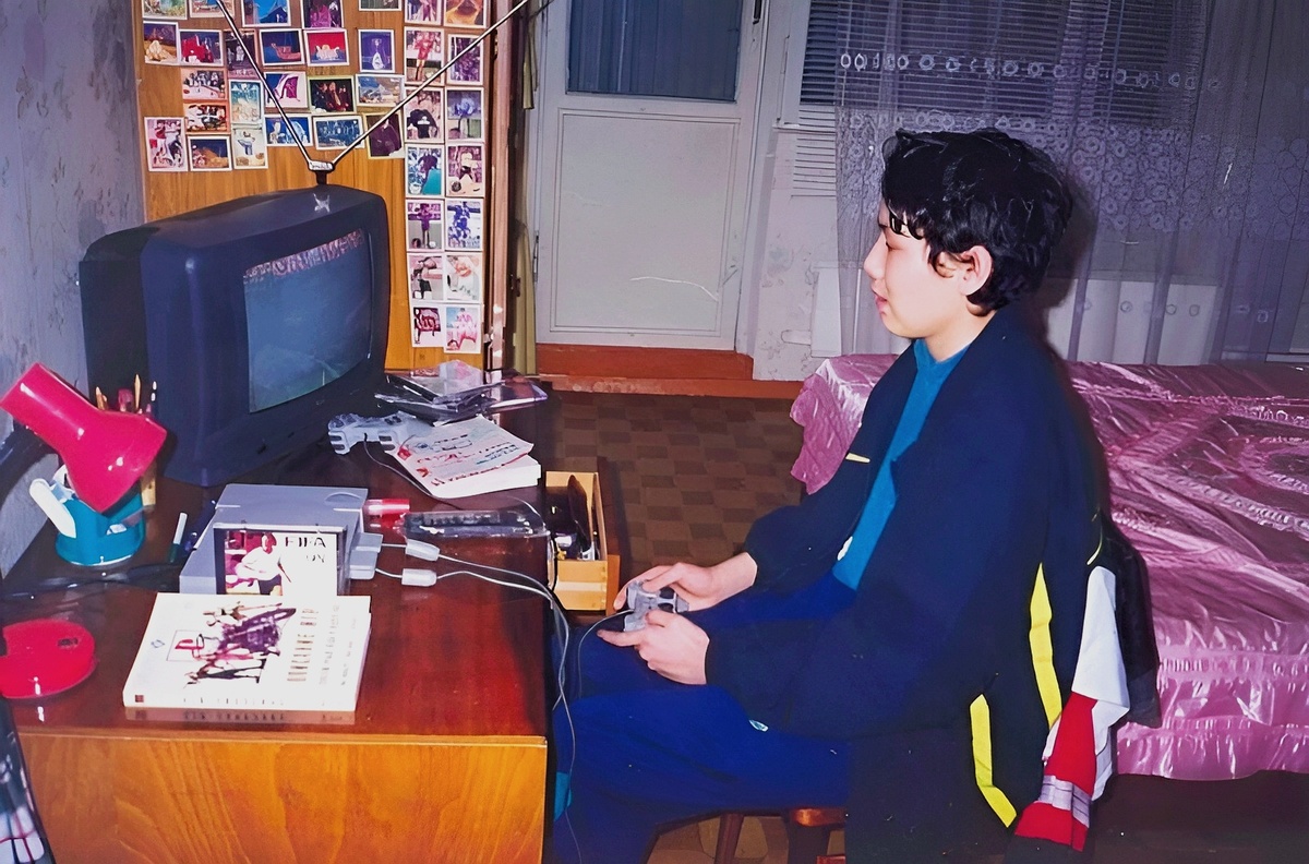 На что спускало деньги подрастающее поколение в лихие годы?