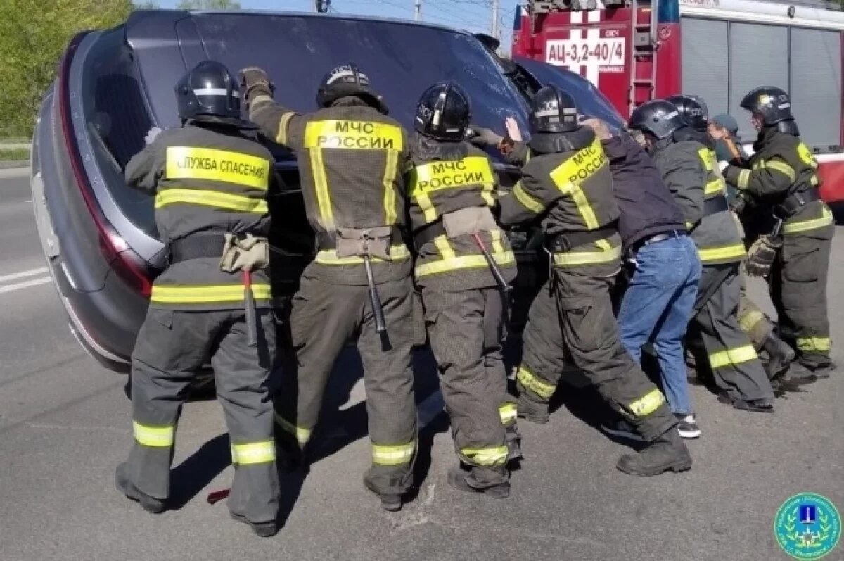    На проспекте Созидателей машина врезалась в столб и опрокинулась на крышу