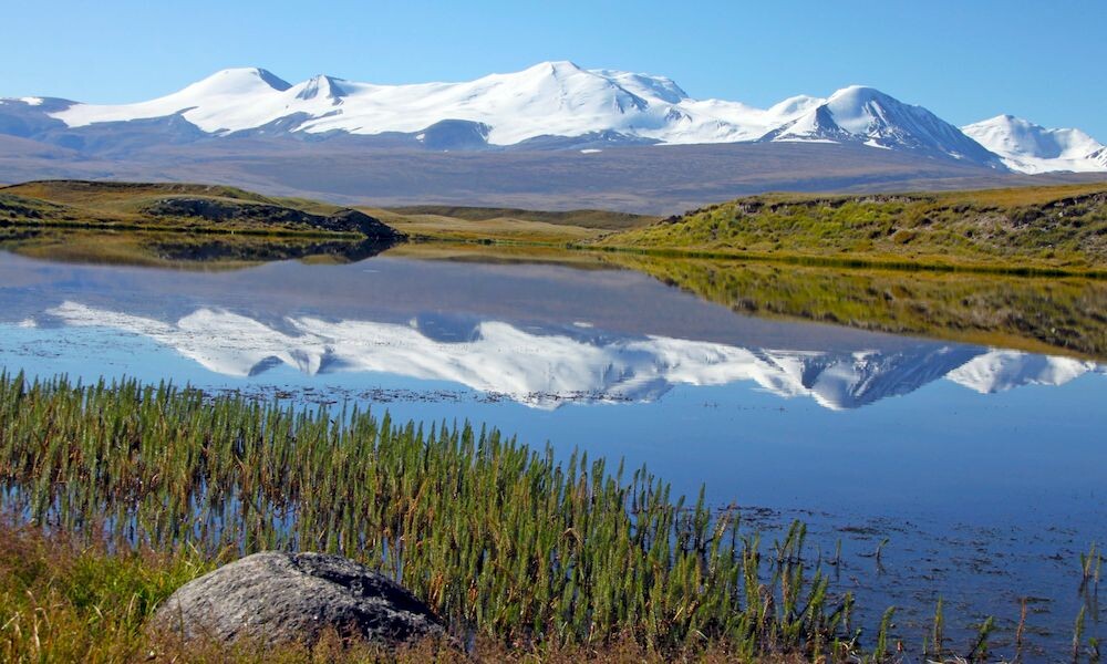 Плато Укок - высокогорное плато на границе с Монголией, известное своими древними курганами, ледниками и статусом объекта Всемирного наследия ЮНЕСКО.