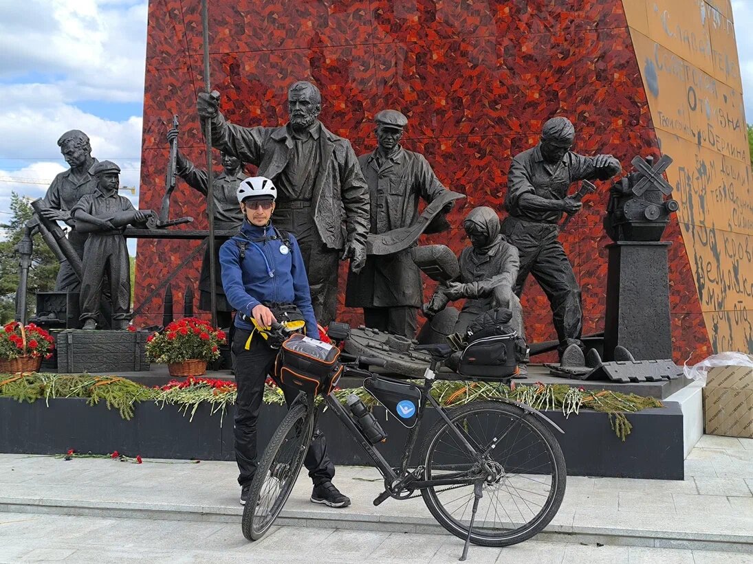    Путешественник успел побывать в Нижегородском кремле, на Верхневолжской набережной и у стелы \