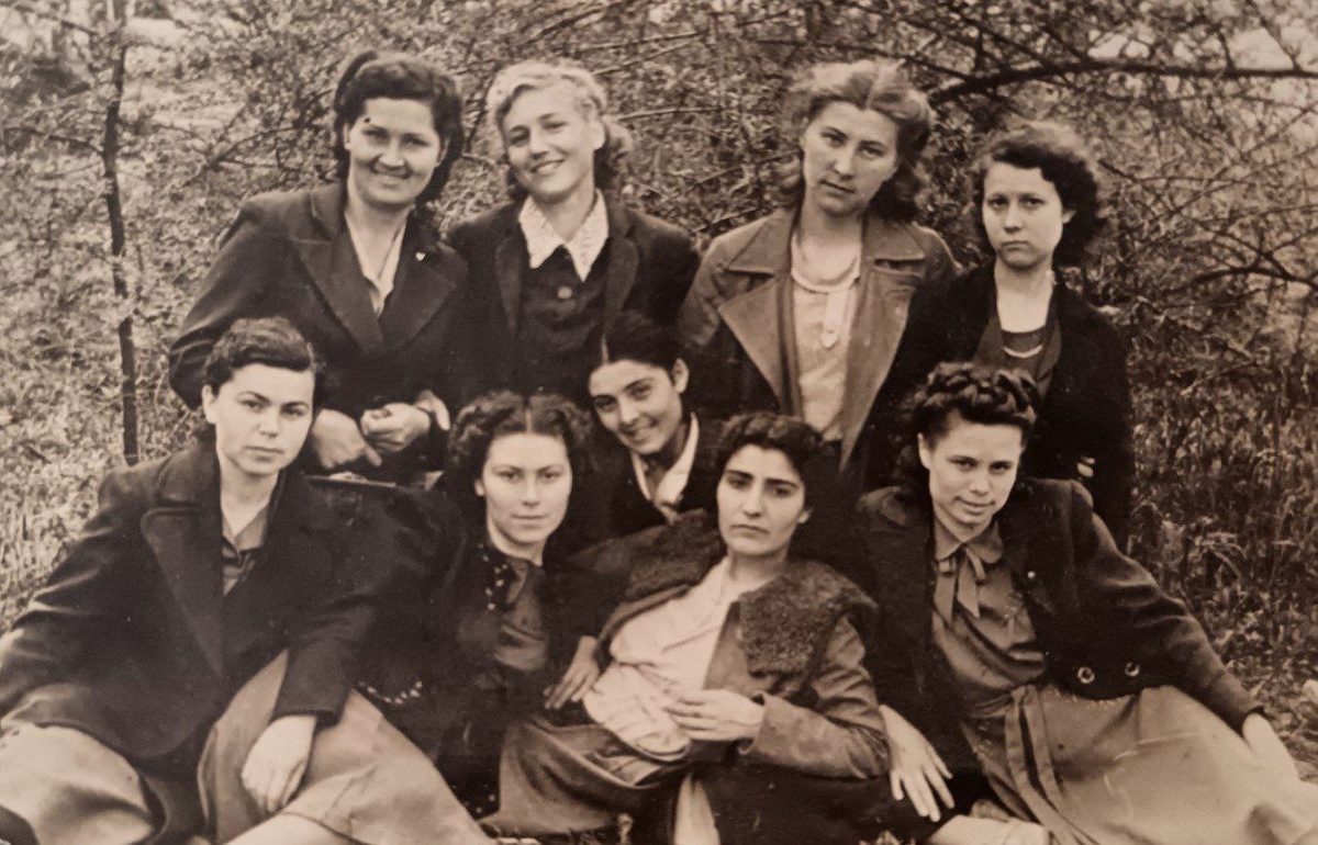 26й выпуск КМИ. 1944 год. 5 группа. Герасимова справа снизу.