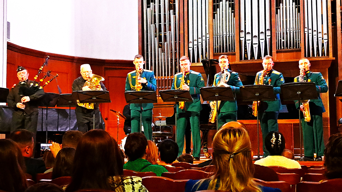 Выступление ансамбля саксофонистов ВИ (ВД) ВУ на сцене Малого зала Московской консерватории. Фото автора статьи
