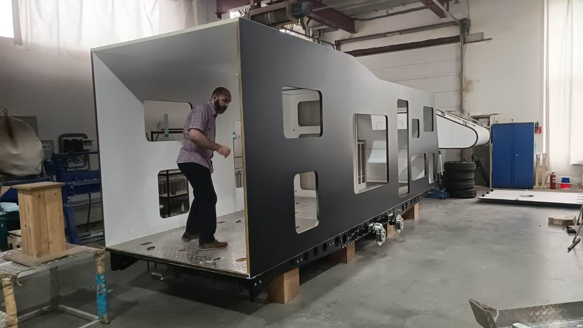 Новый жилой прицеп-гараж "Автокемпер Пром"