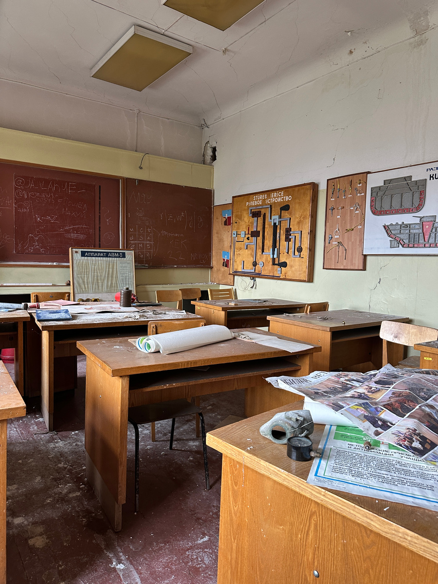  Заброшенные парты и стенд со схемой рулевого устройства