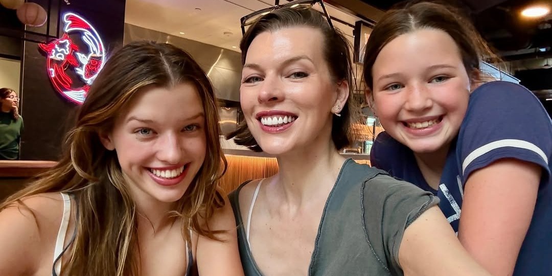 Милла Йовович показала редкие фото с дочерями и матерью Галиной Логиновой