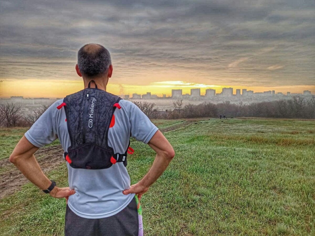 Восход солнца в Ботаническом саду с видом на город. 