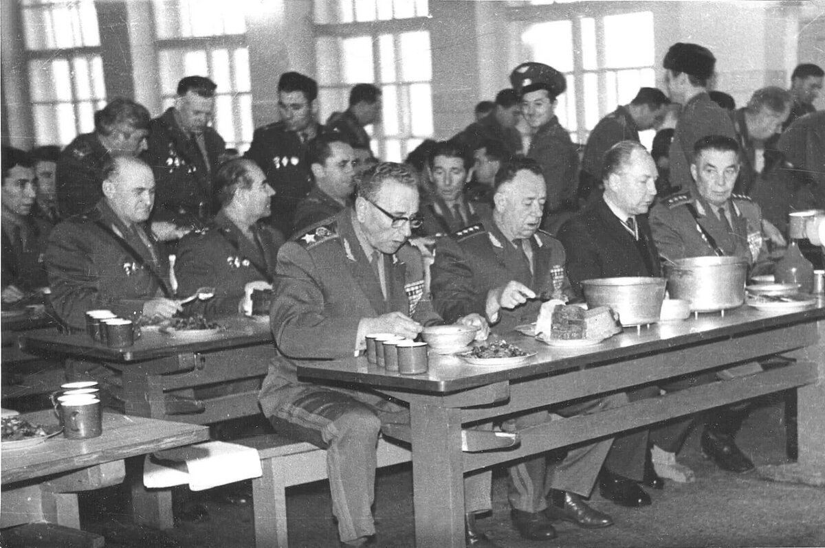 Маршалы тоже солдаты, по ресторанам редко ходили. В отличее от проверяющих. Фото со страницы в "ОК" автора байки.