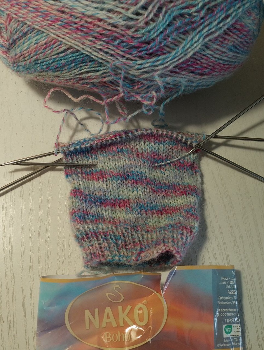 Носочки вяжутся