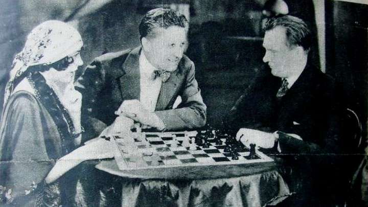 Александр Алехин в студии Метро-Голдвин-Мейер играет в шахматы с Рене Адоре и Фредом Ниблом