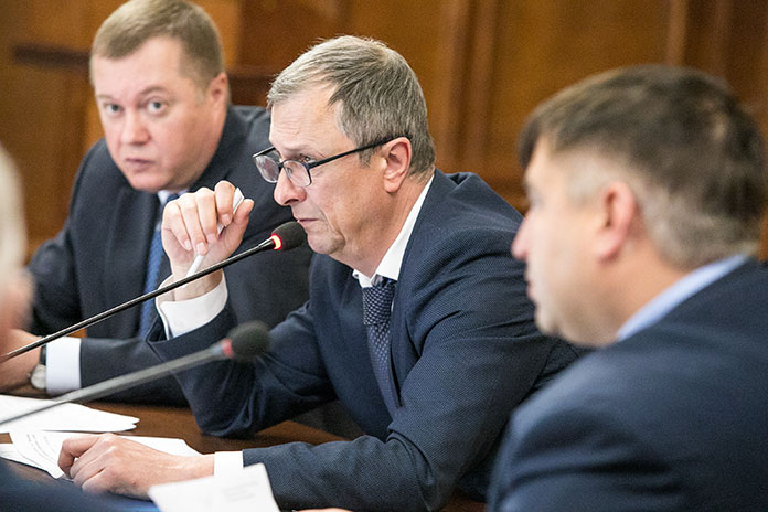    Денис Субботин (в центре) предложил поддержать инициативу администрации города Барабинска. Фото: Михаил Периков