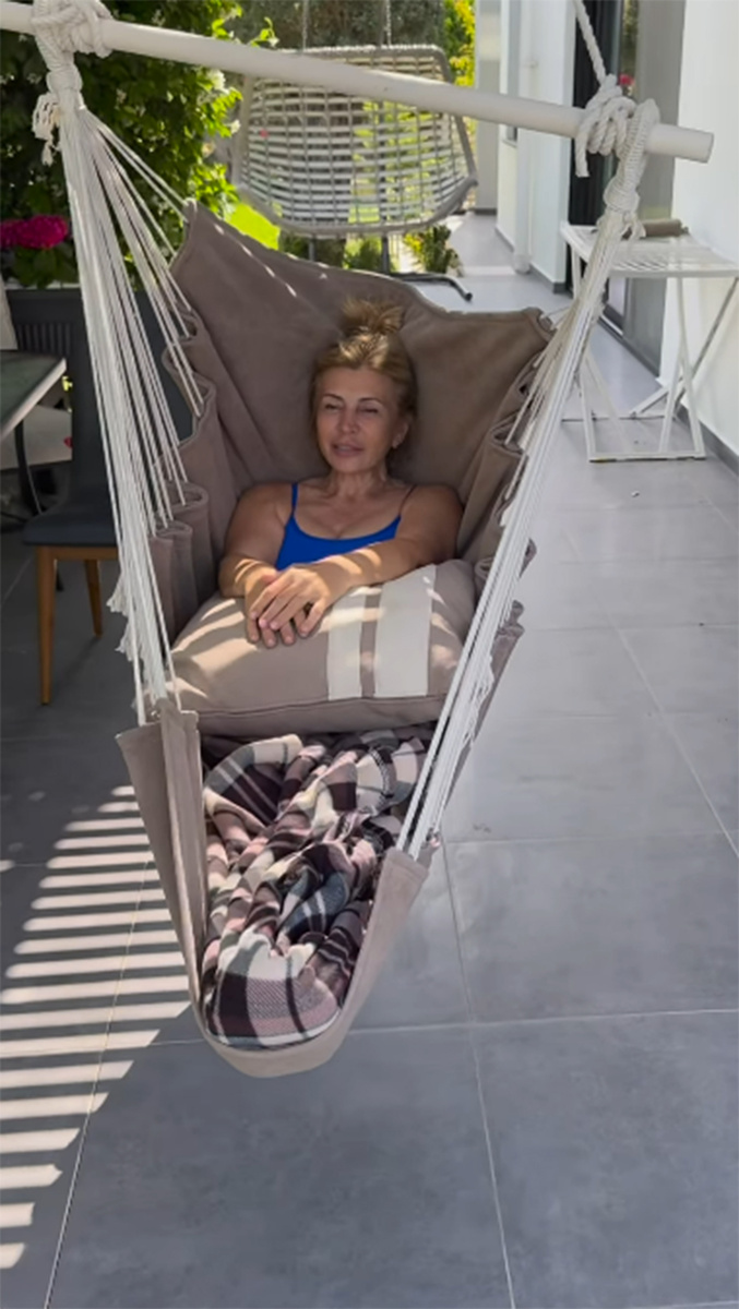 Ирина Агибалова отдыхает в гамаке-кресле. Фото: соцсети Ирины Агибаловой