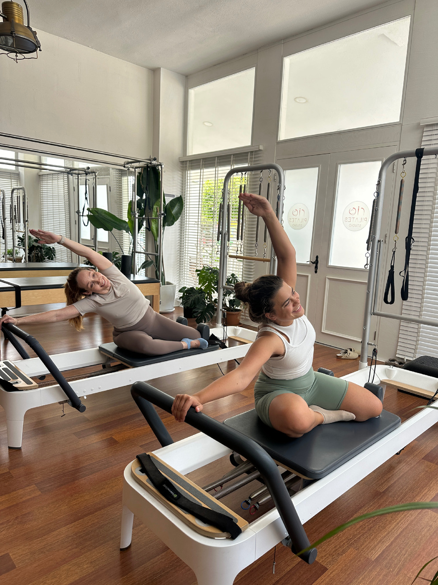 Зеркала, цветы, реформеры и лучшая подруга, что еще нужно для счастья и отличной тренировки? Разве что классный тренер!