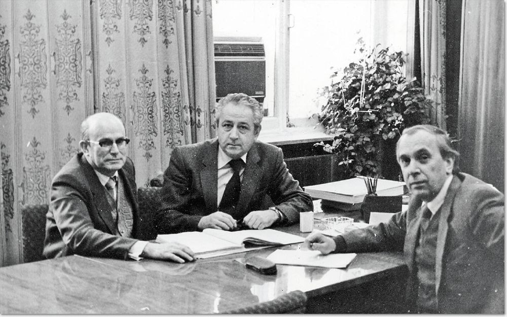 В центре В. С. Бурцев, слева В. И. Рыжов — зам. по науке, справа А. С. Крылов —
директор КБ ИТМиВТ