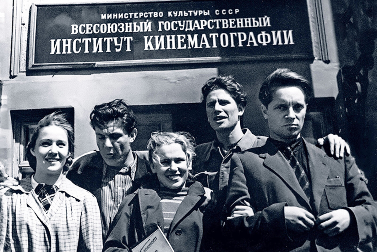 Слева направо: Р. Нифонтова, Л. Пархоменко, В. Березуцкая, Г. Юхтин и Юрий Белов