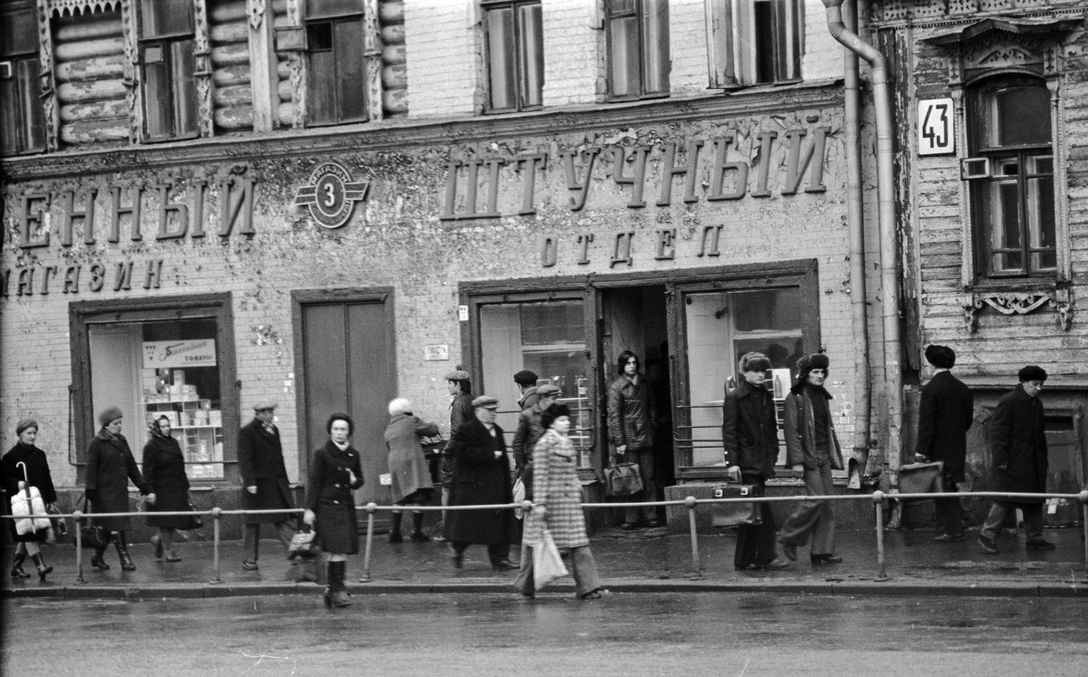 Продмах у метро Сокольники. Автор:Игорь Шелапутин