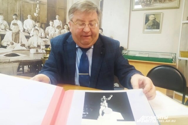    Александр Лымарев рассказал историю появления памятника. Фото: АиФ-Челябинск/ Надежда Уварова