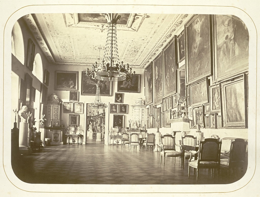 Один из залов картинной галереи в Юсуповском дворце на Мойке, фото 1890-х годов.