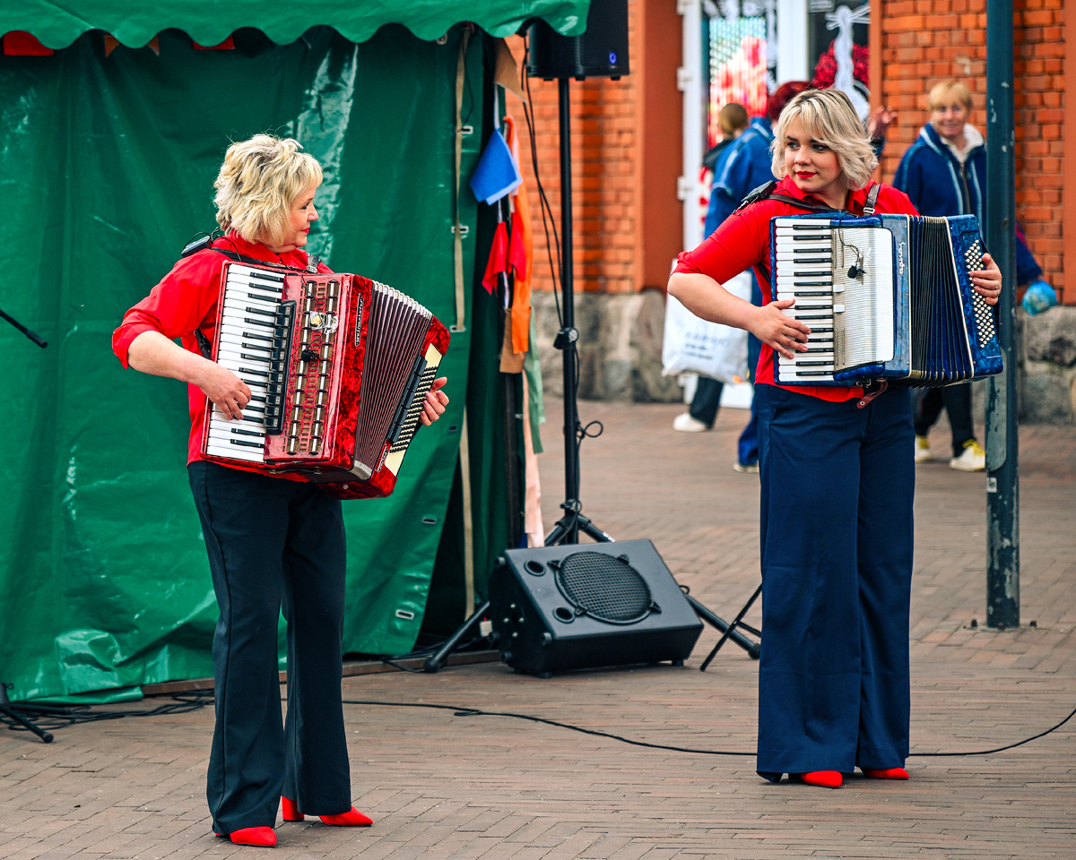 Уличное выступление музыкантов в Калининграде. Фото: Михаил Рябинин