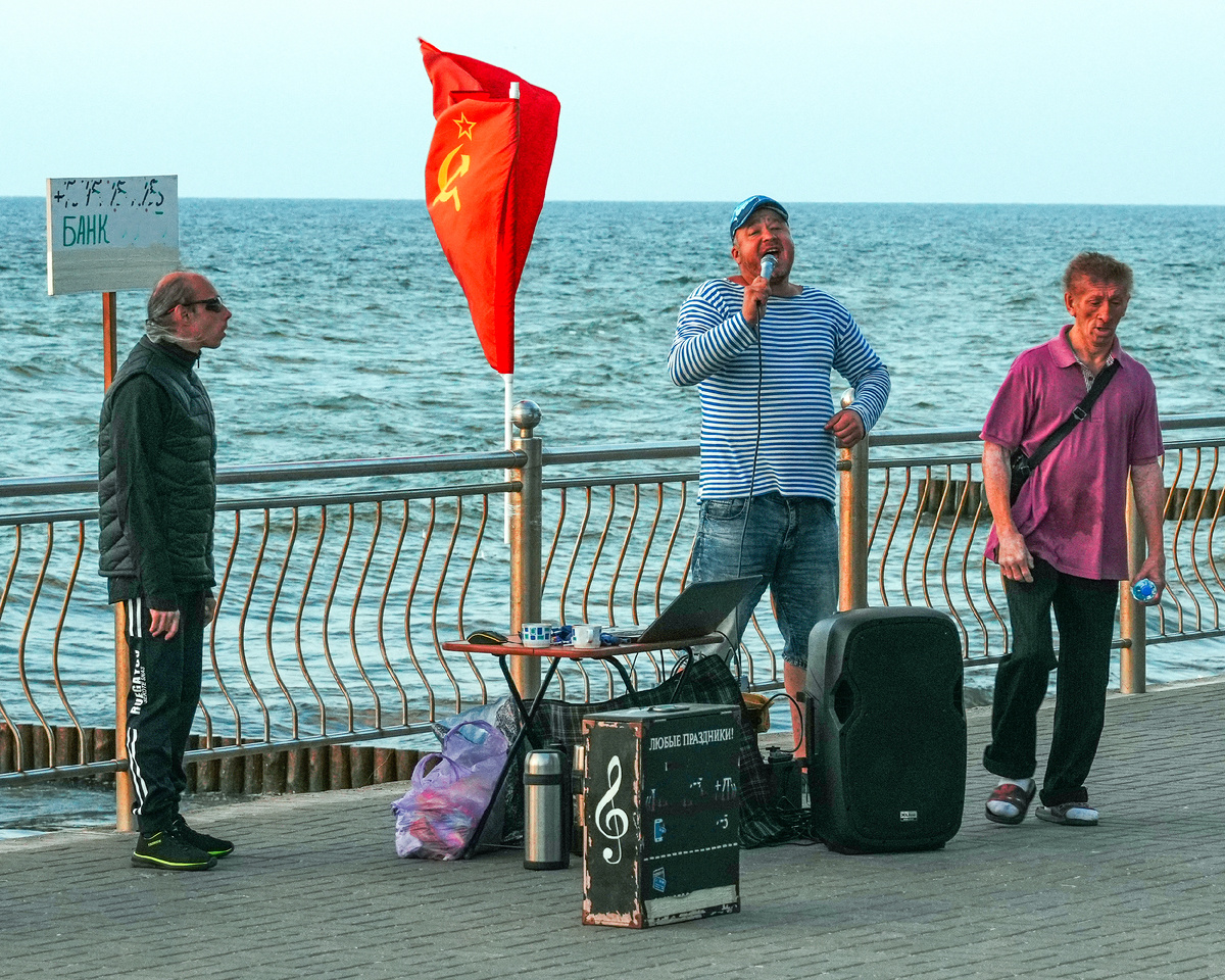 Орущее караоке на променаде Зеленоградска. Фото: Михаил Рябинин