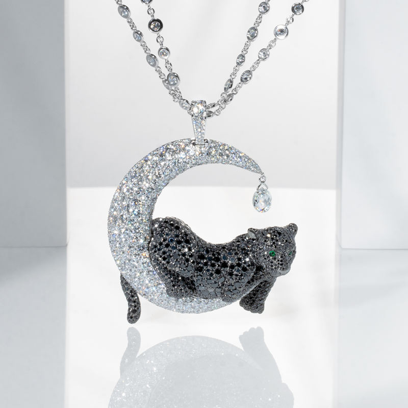 Колье Red Carpet из белого золота с черными и прозрачными бриллиантами, изумрудами