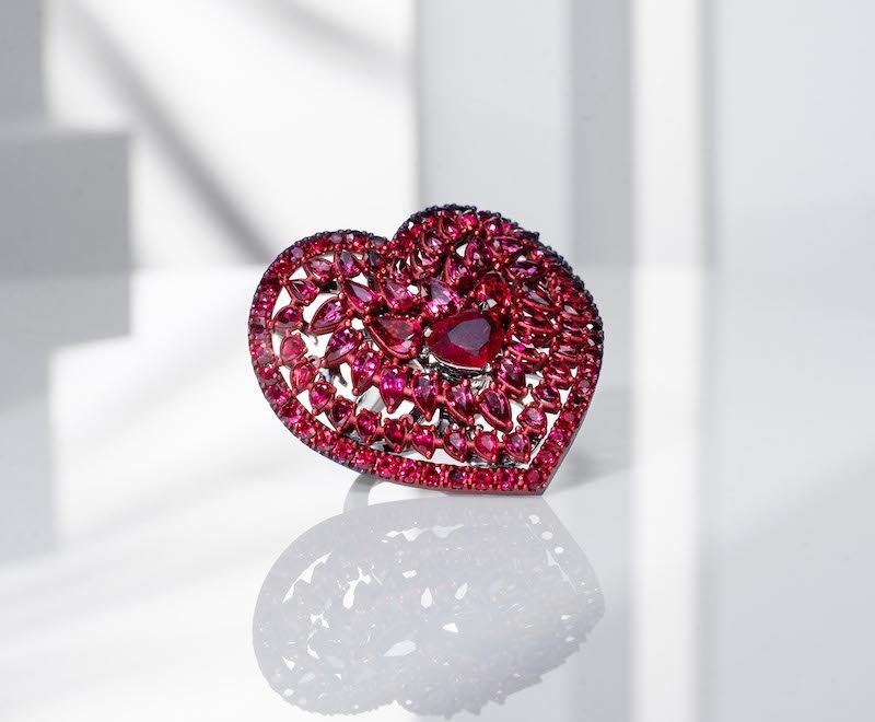  Кольцо Red Carpet из тонированного алюминия с рубинами