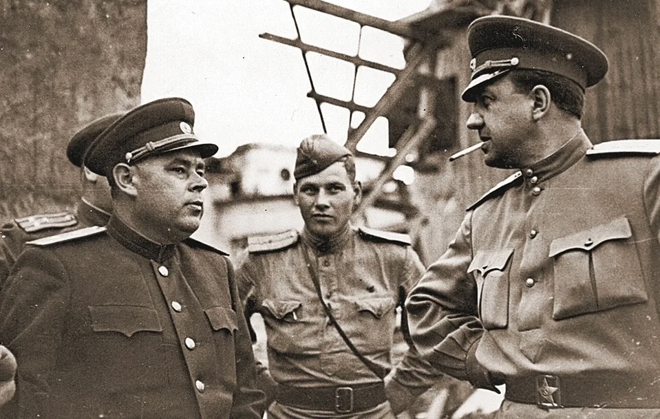 Виктор Абакумов (справа с сигаретой)