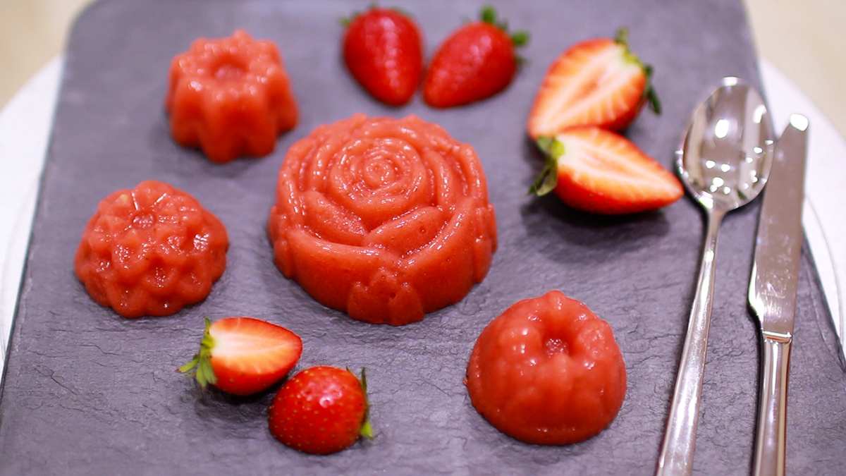 Ингредиенты:
Ингредиенты:
4 гр. – агар-агар (2 пак. для 1 л жидкости)
100 мл - вода
100 гр. - сахар
8 гр. - ванильный сахар
600 гр. - клубника