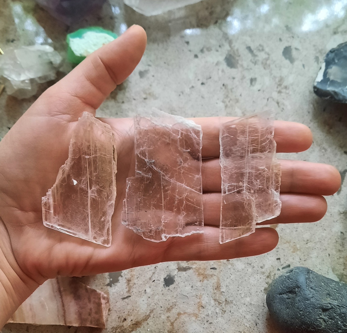 Образцы марьиного стекла. Село Хамышки, Республика Адыгея, Россия