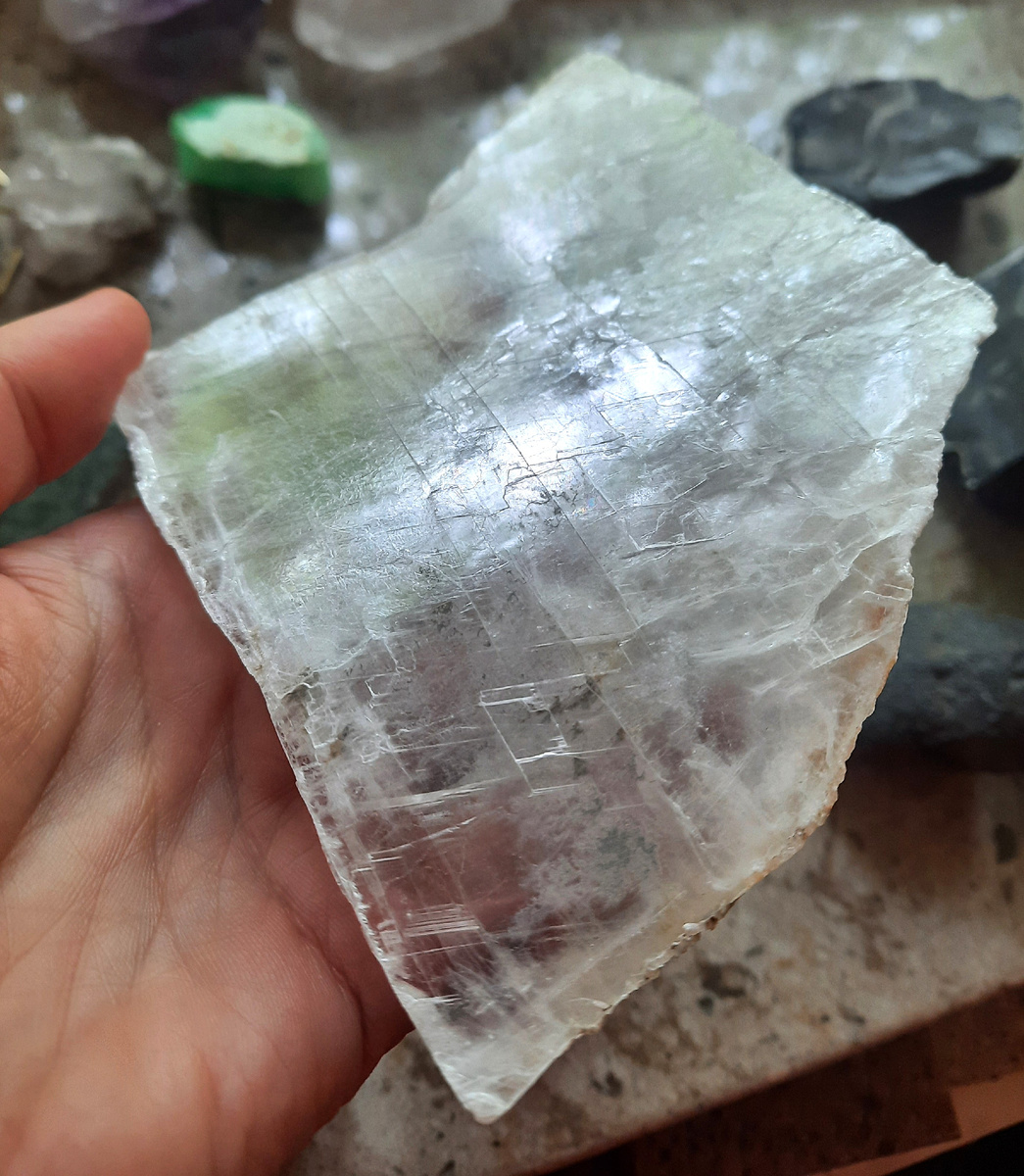 Образцы марьиного стекла. Село Хамышки, Республика Адыгея, Россия