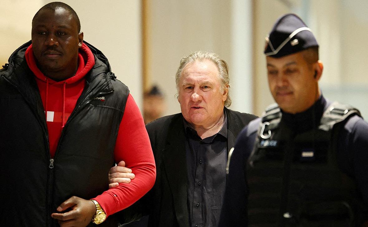 Жерар Депардье (в центре) в суде в Париже, Франция, 27 марта 2025 года (Фото: Abdul Saboor / Reuters)
