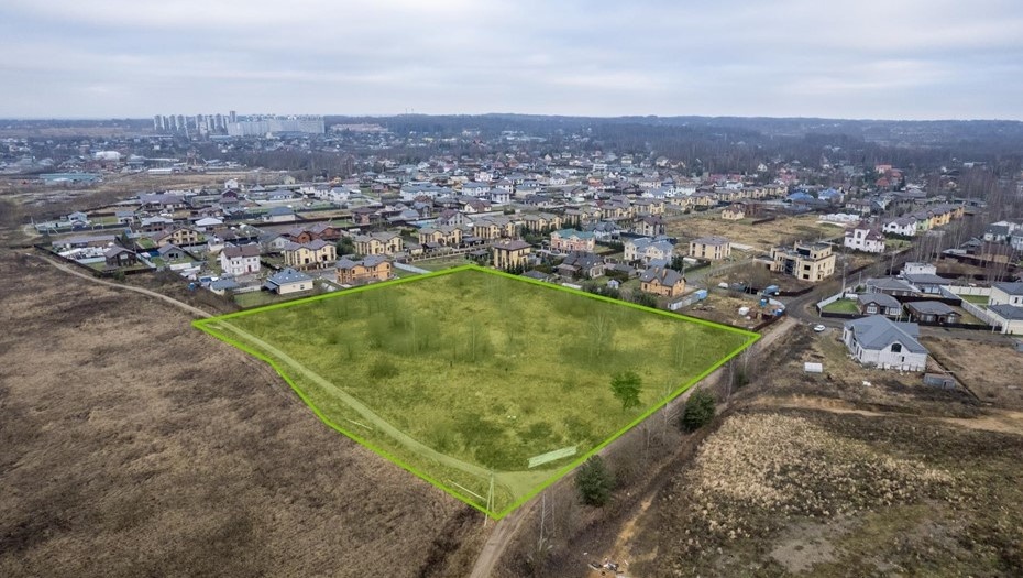    Земельный участок, выставленный на продажу под Петербургом (деревня Аро, Всеволожский район Ленобласти). Автор фото: t.me/domrf_realty