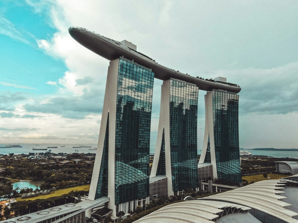 Marina Bay Sands — это не только отель, но и огромный комплекс с казино, торговым центром, музеем ArtScience и рестораном CÉ LA VI на крыше, откуда открывается потрясающий вид на город. Фото: Tim Durgan / Unsplash