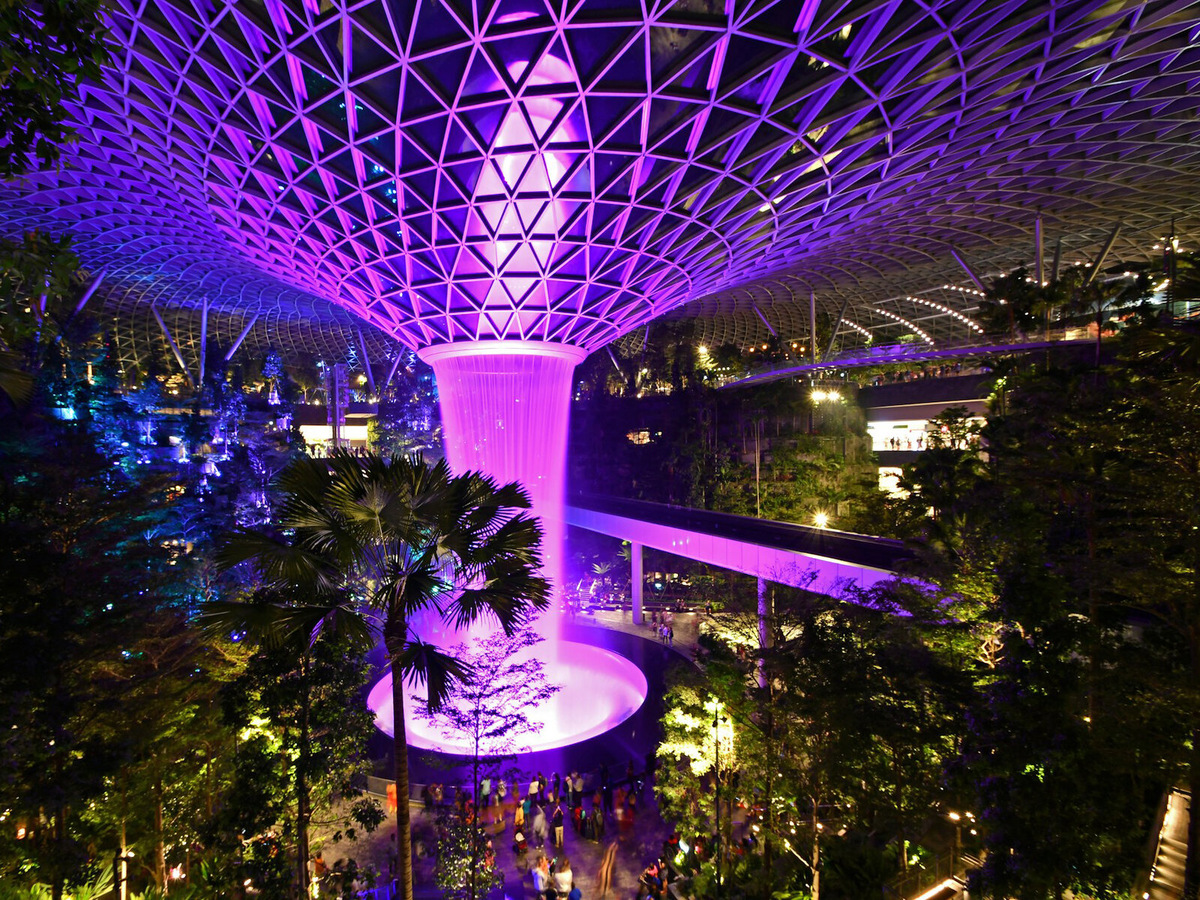 Вечером он превращается в площадку со световым шоу. Фото: Scribbling Geek / Unsplash