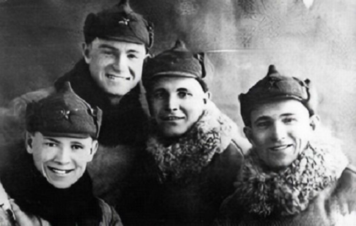 Алексей Васильевич Лопатин (второй справа) с сослуживцами