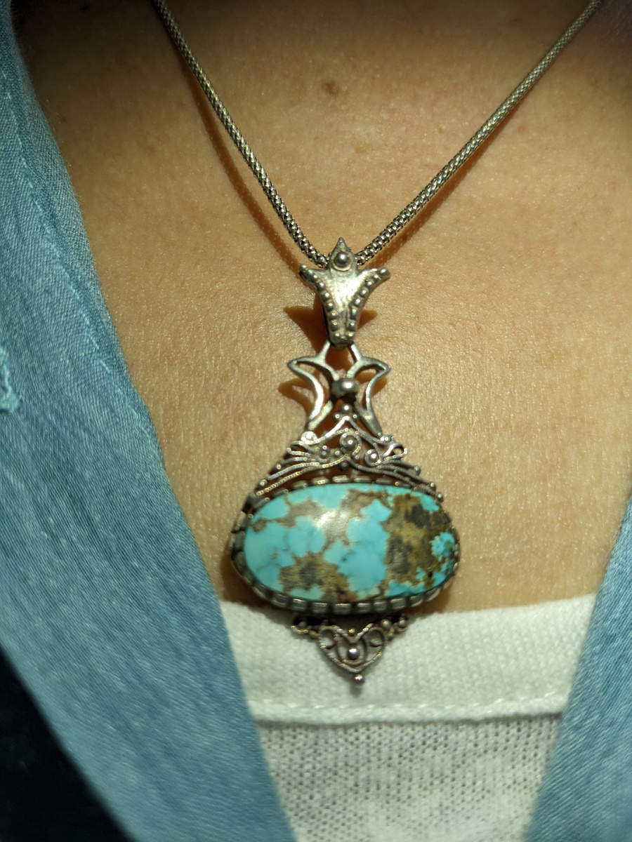 Подвеска с бирюзой куплена в Иране. Фото автора