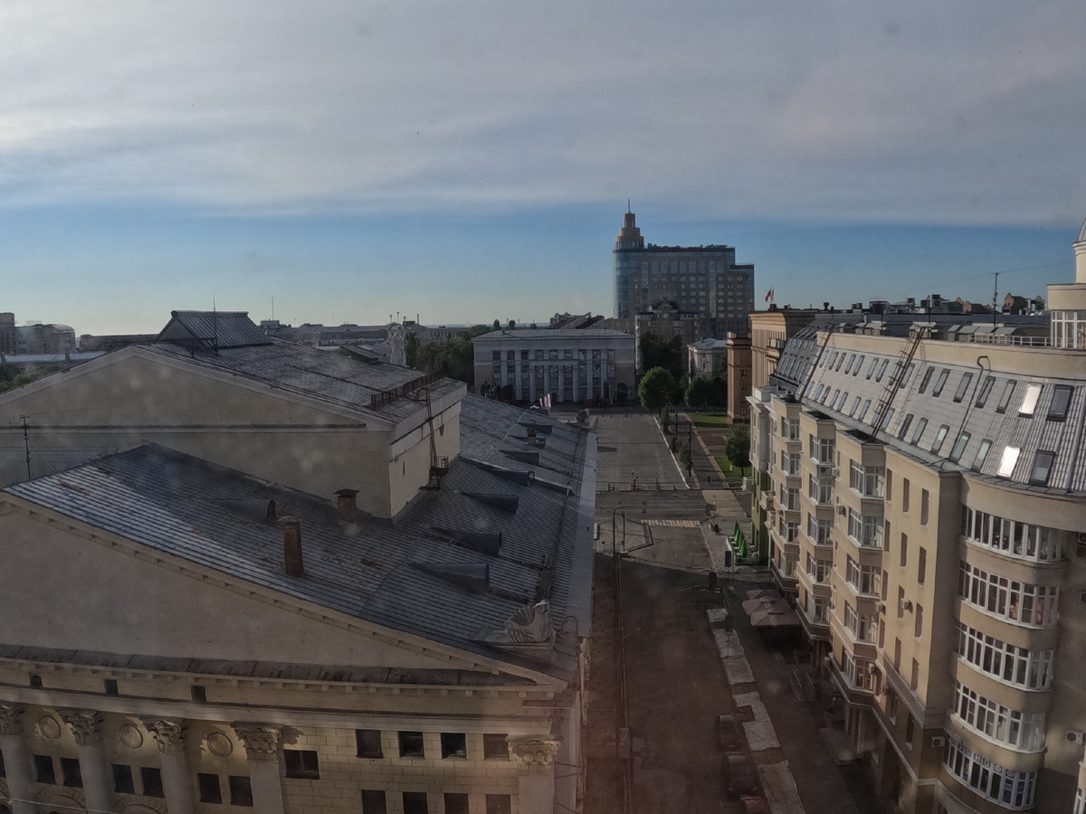 Вид из окна Отеля Азимут на центральную площадь Воронежа