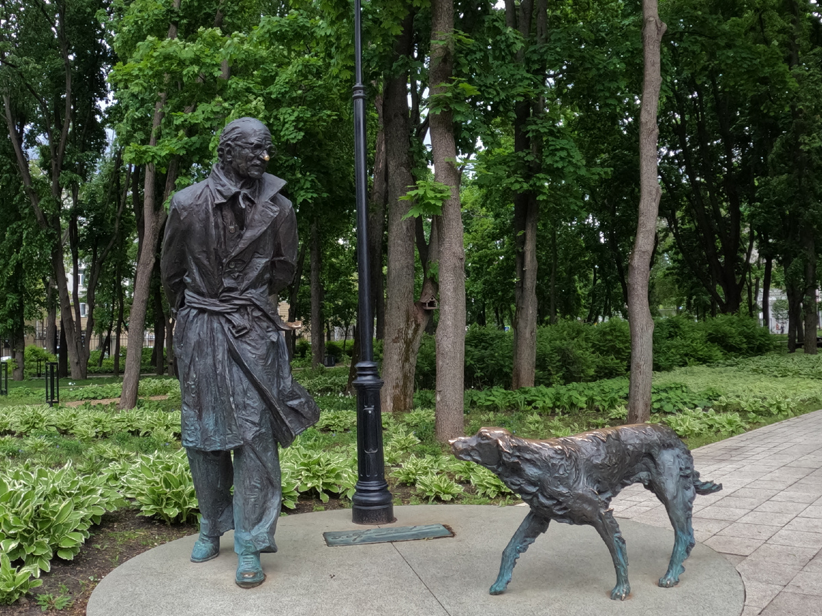 в парке можно погладить Белого Бима, на счастье