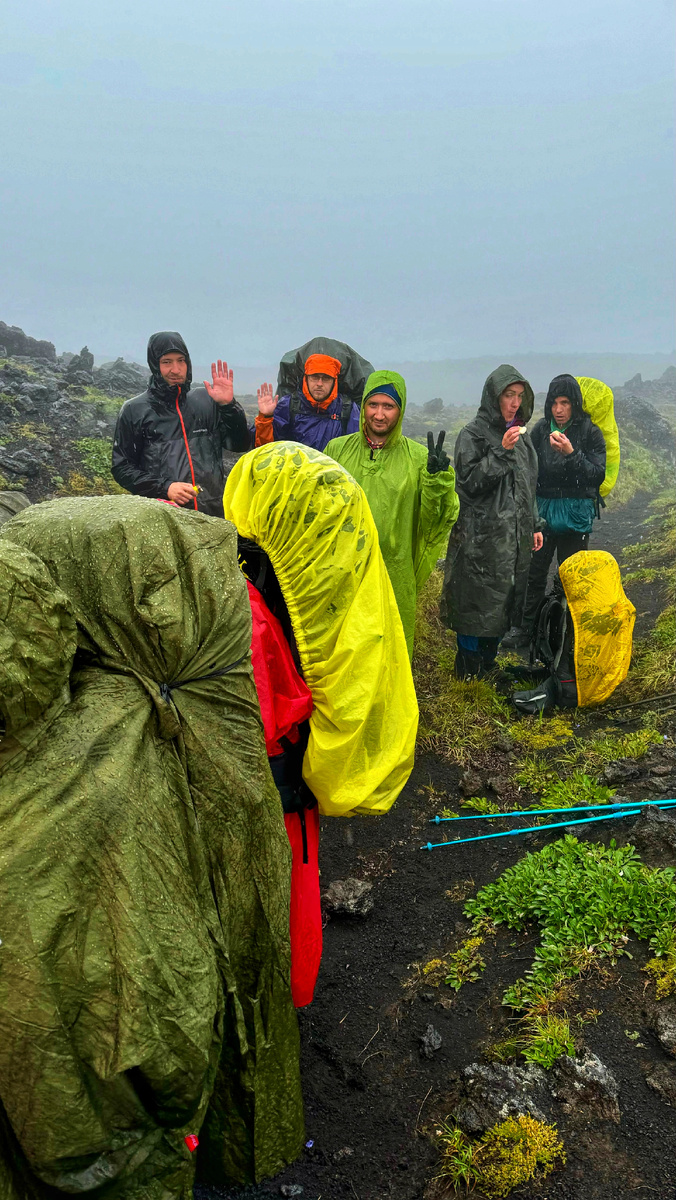 Наша голодная группа во время перекуса под дождём на Камчатке 