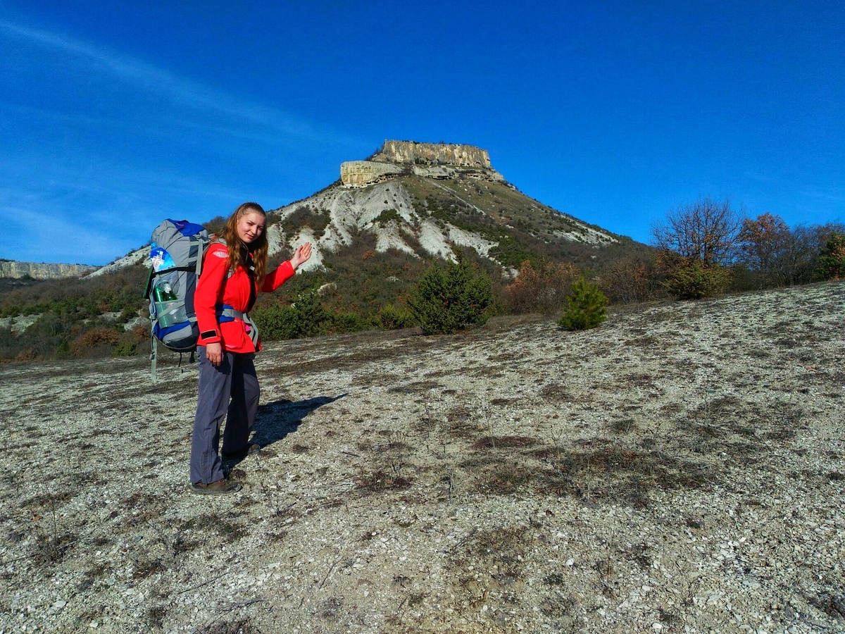Вид на пещерный город Тепе-Кермен от подножия. Город похож на большой корабль. Крым, январь 2018.