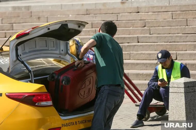 Не все таксисты готовы пересесть на российские автомобили. Фото: Георгий Бергал © URA.RU