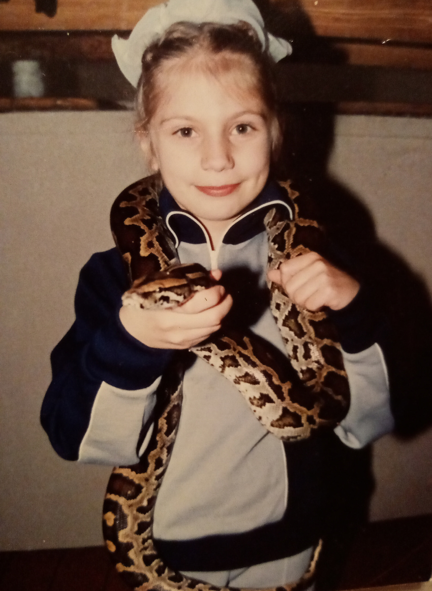 Это фото сделано осенью, когда я во второй класс пошла. А описанные события произошли весной, когда я второй класс заканчивала. 