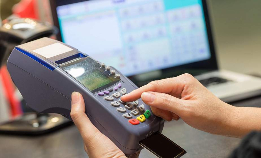    Налоговики разъяснили, кому с 1 июля 2025 года нужно будет использовать платежные терминалы