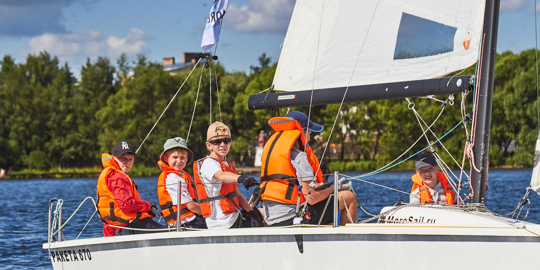 Топ-7 самых полезных навыков, которые ребёнок привезёт из парусного лагеря