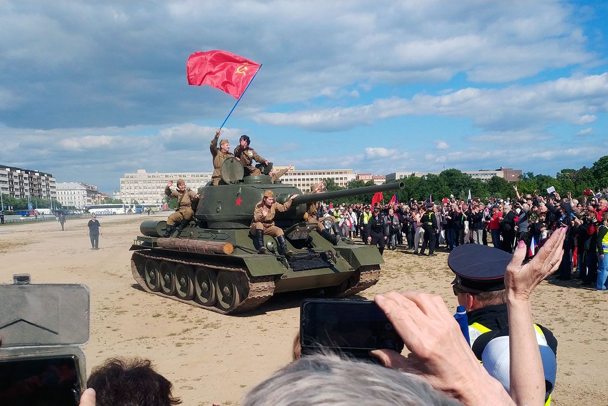    В Чехии вновь попытаются запретить в стране коммунистические собрания с флагами СССР и портретами Сталина