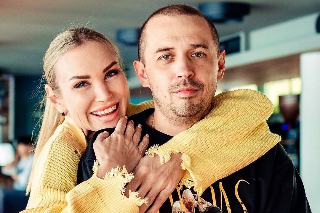     «Сегодня мы отмечаем 23 года вместе!»: жена победителя шоу «Звезды в Африке» Олега Верещагина показала нежные фото