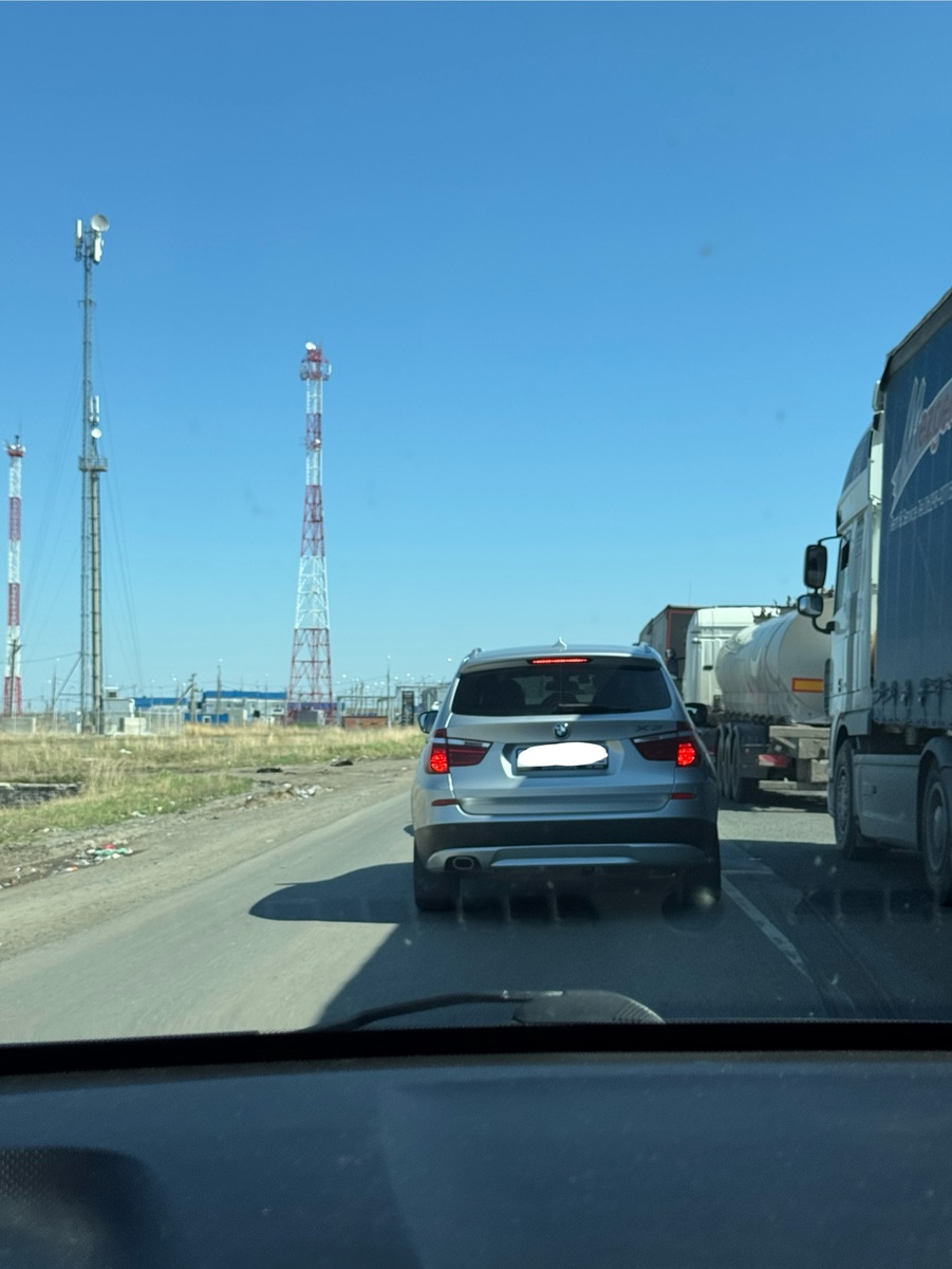 Встали в очередь у границы России. Видно, что фуры стоят в своей очереди, а легковые в своей, заняв по сути втсречную полосу. 