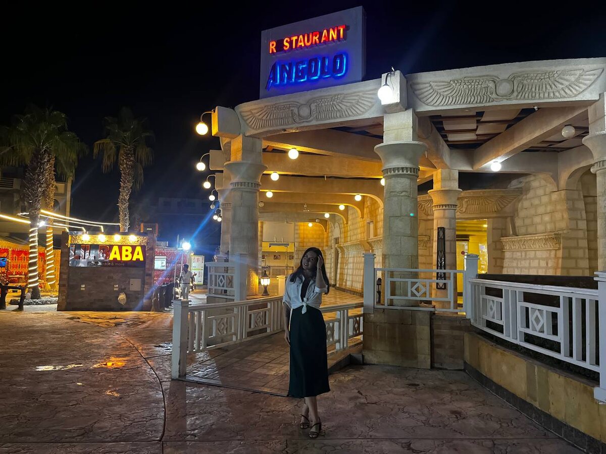 это я на фоне того самого ресторана а-ля карт