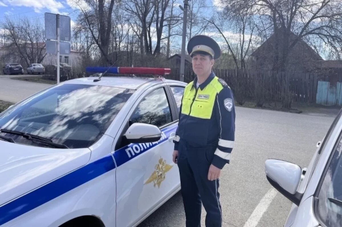    На Урале сотрудники ГИБДД помогли двоим водителям